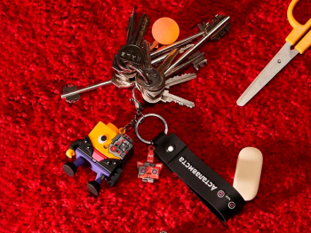 Брелок Куби киборг