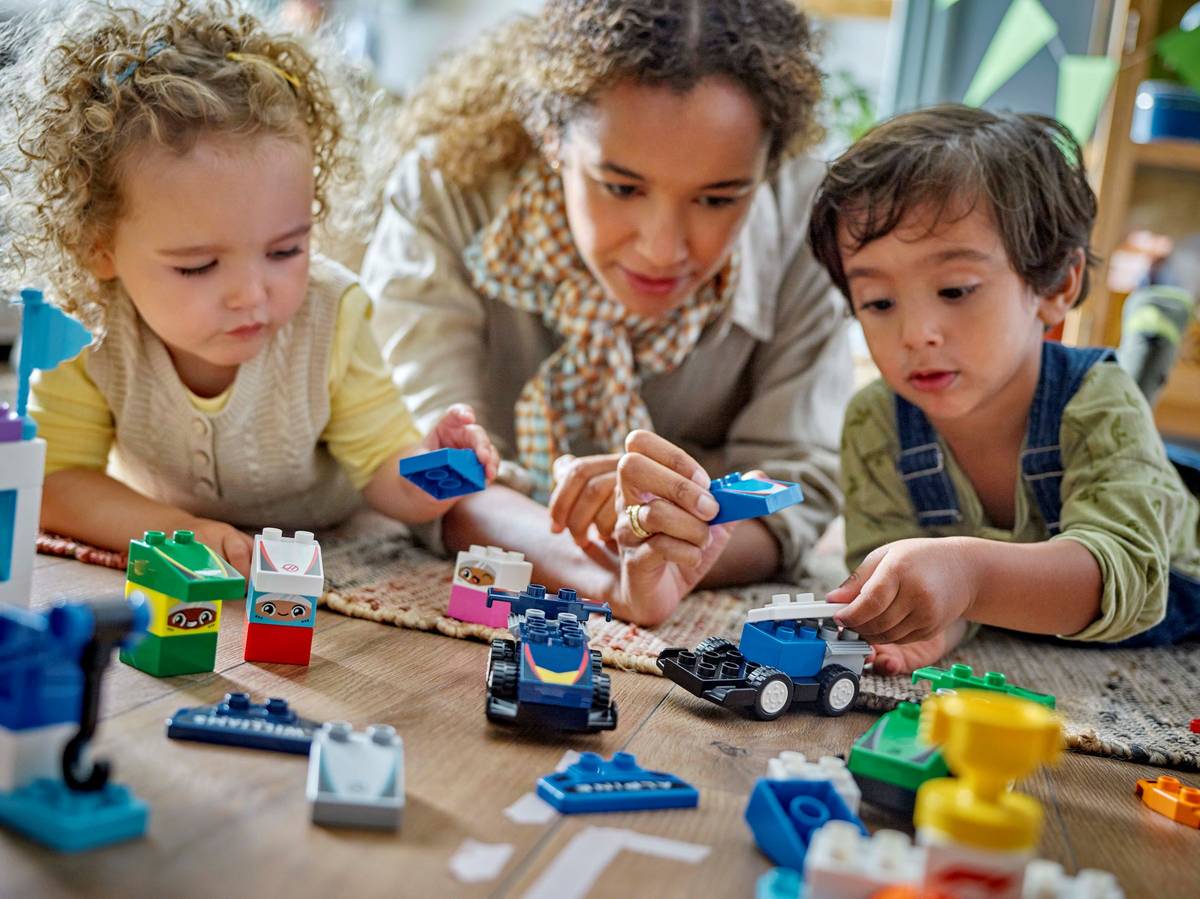 ребенок собирает LEGO DUPLO развивая моторику